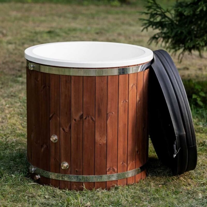 Fiberglass single-person cold water tub